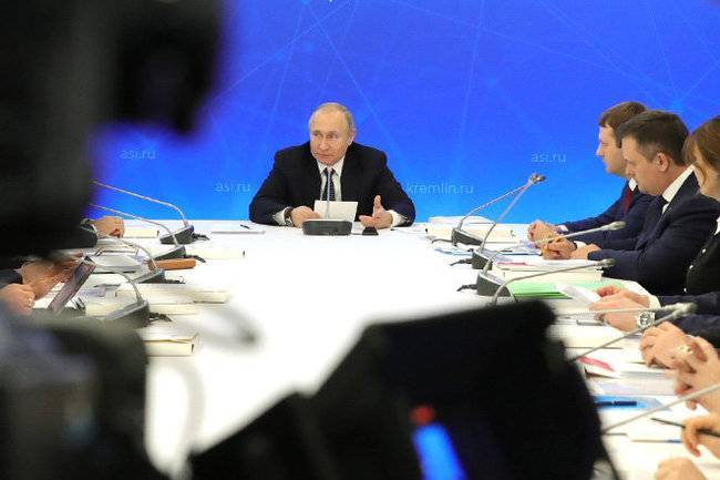 «Денежки где? В заграничных банках»: Путин об украинском руководстве