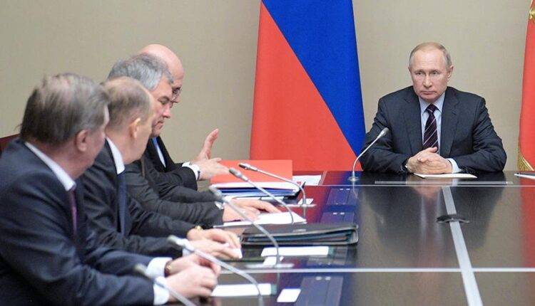 Путин провел оперативное совещание с постоянными членами СБ России