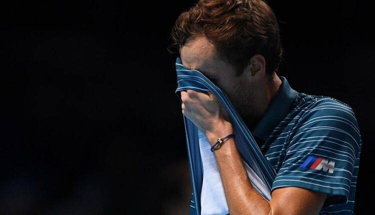 Тренер теннисиста Медведева раскритиковал спортсмена за слезы на корте