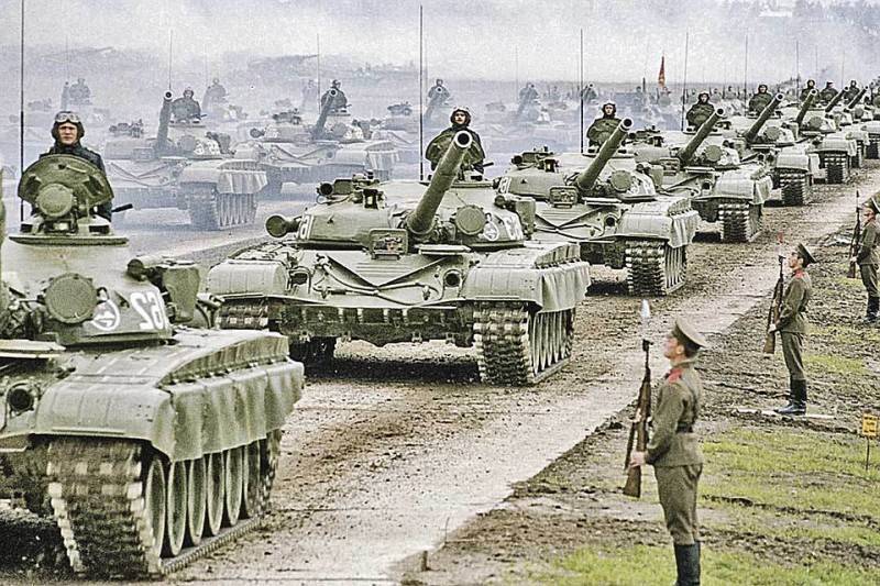 Какая армия сильнее - Российская или Советская?