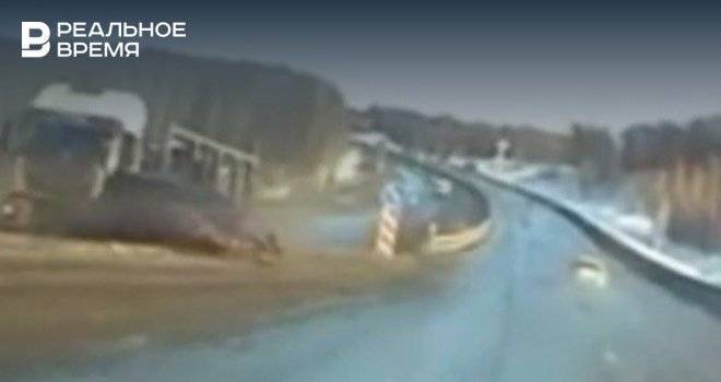 В Башкирии попало на видео, как автовоз вытолкнул двигавшуюся по левой полосе «Ладу»