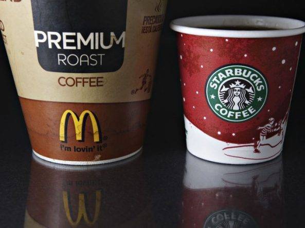 McDonald's и Starbucks будут подавать посетителям использованные пластиковые стаканчики для кофе