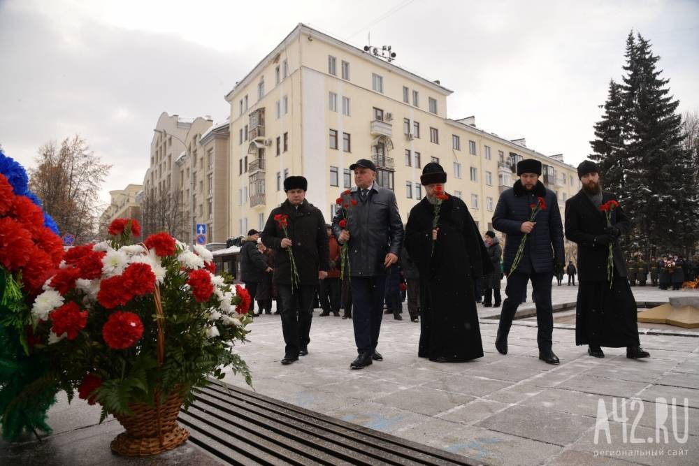 В Кемерове состоялось возложение цветов к Мемориалу Славы воинов-кузбассовцев