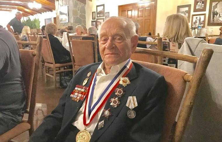 В США ветерана ВОВ наградили медалью на гала-вечере в авиамузее