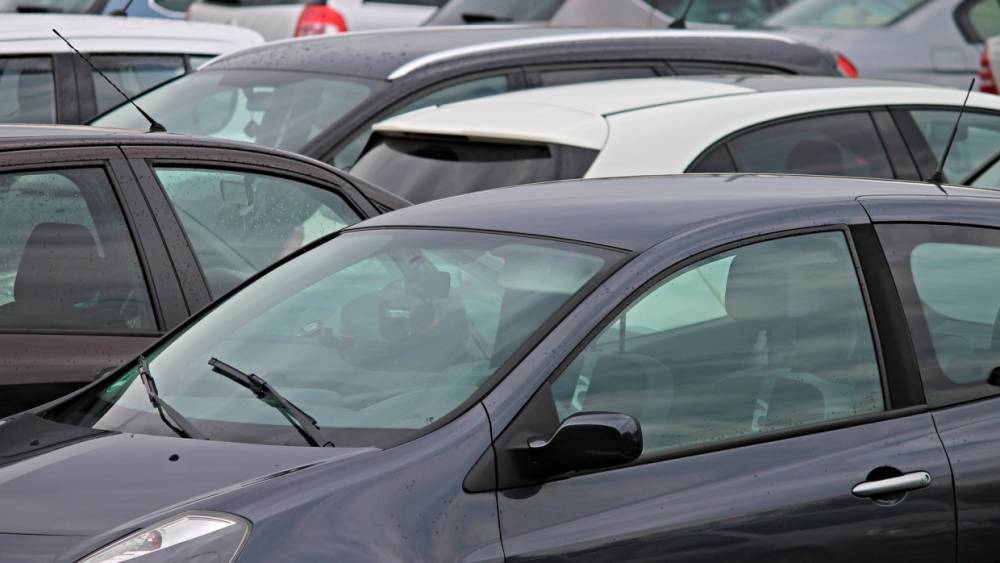 Неизвестный в пальто царапает автомобили на парковках в Краснодаре