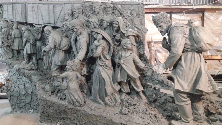 Скульптуру для мемориала депортированным представили в Москве
