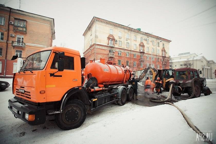 В Кемерове жители двух домов остаются без воды из-за коммунальной аварии