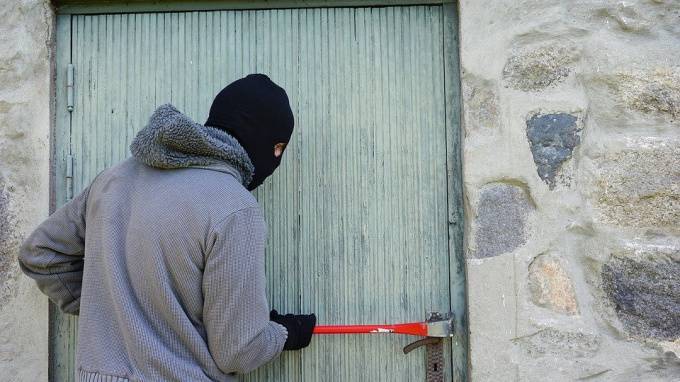 Двое в масках ограбили дом жительницы Петербурга