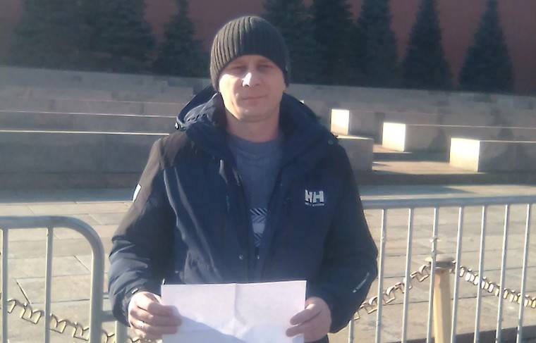 Двоих членов профсоюза «Автодора» задержали за одиночные пикеты у Кремля