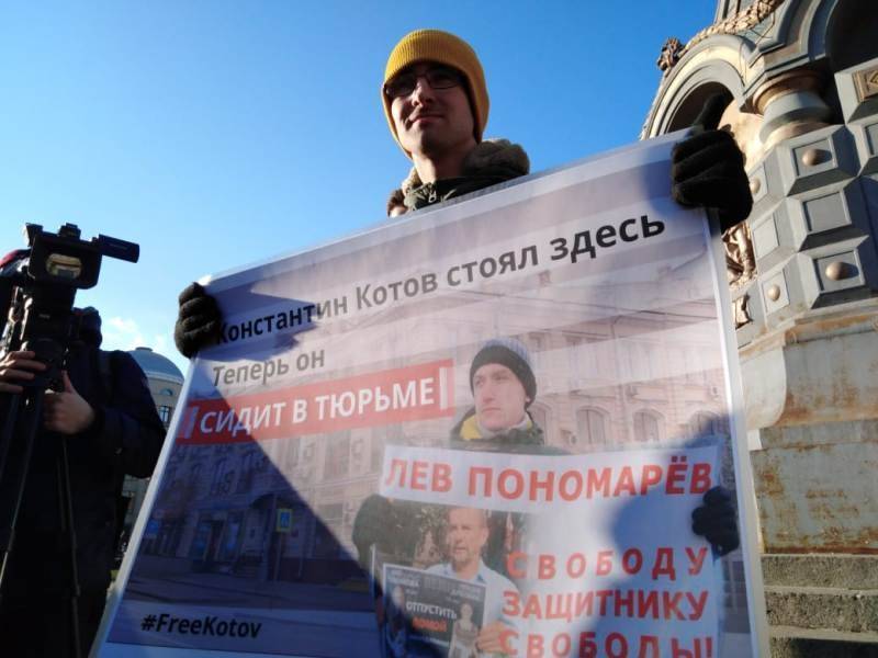 Фоторепортаж: пикеты и задержания в день рождения Константина Котова