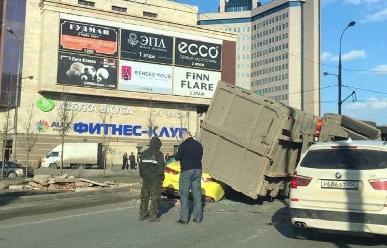 Контейнер с мусором упал на автомобиль такси в центре Москвы