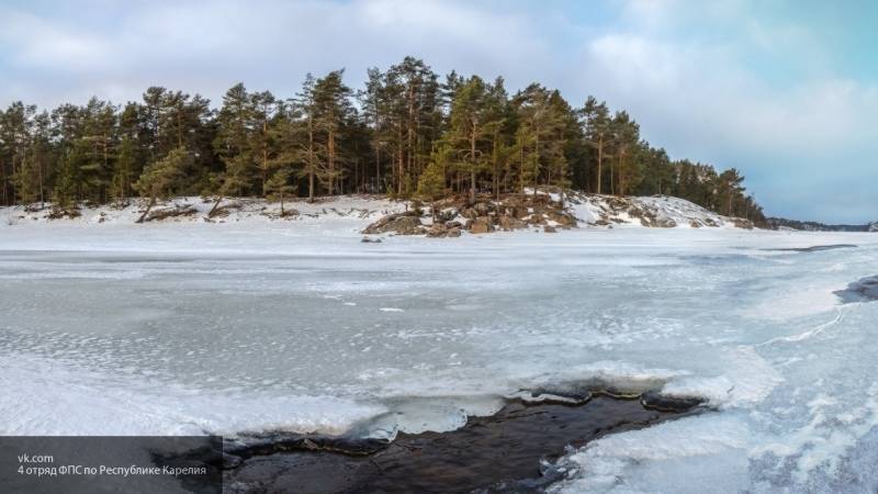 Тела провалившихся под лед рыбаков были обнаружены в озере Вишневское в Выборгском районе
