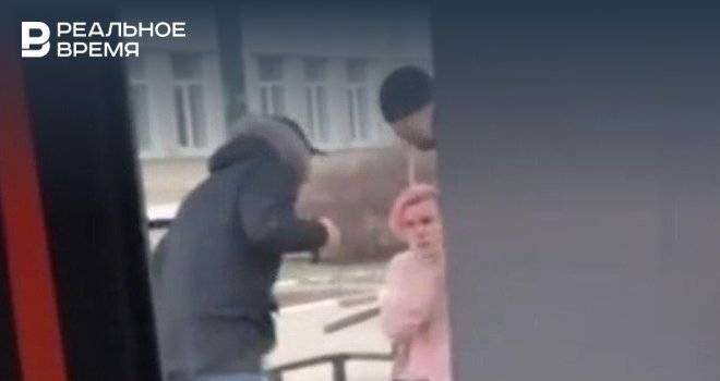 В Казани гопники побили парня за розовые волосы