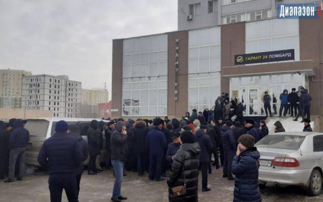 Штурм ломбардов: сотни казахстанцев попали в сети финансовой пирамиды — Новости экономики, Новости Азии