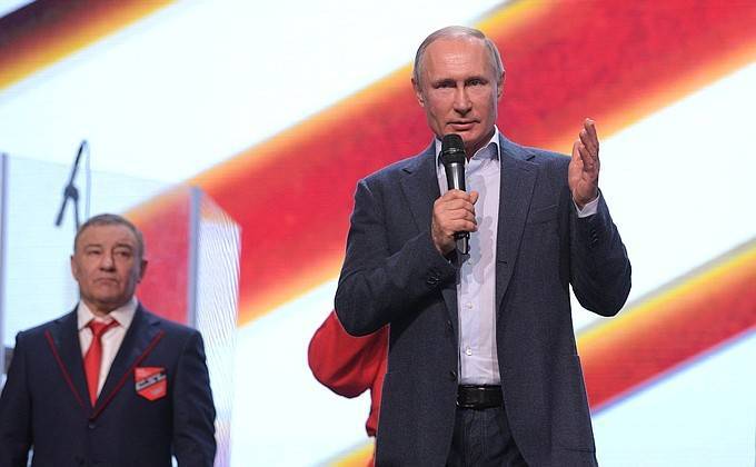 Хоккей, плавание, самбо: Песков рассказал о ежедневных тренировках Путина