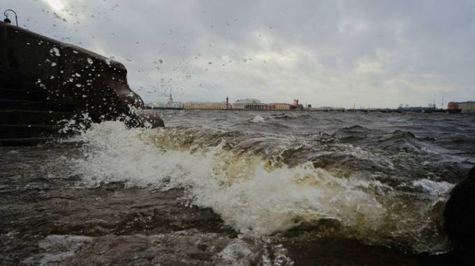 Уровень воды в Неве за ночь поднялся до 161 сантиметра
