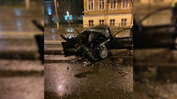 В Петергофе автомобиль "BMW" врезался в автобус