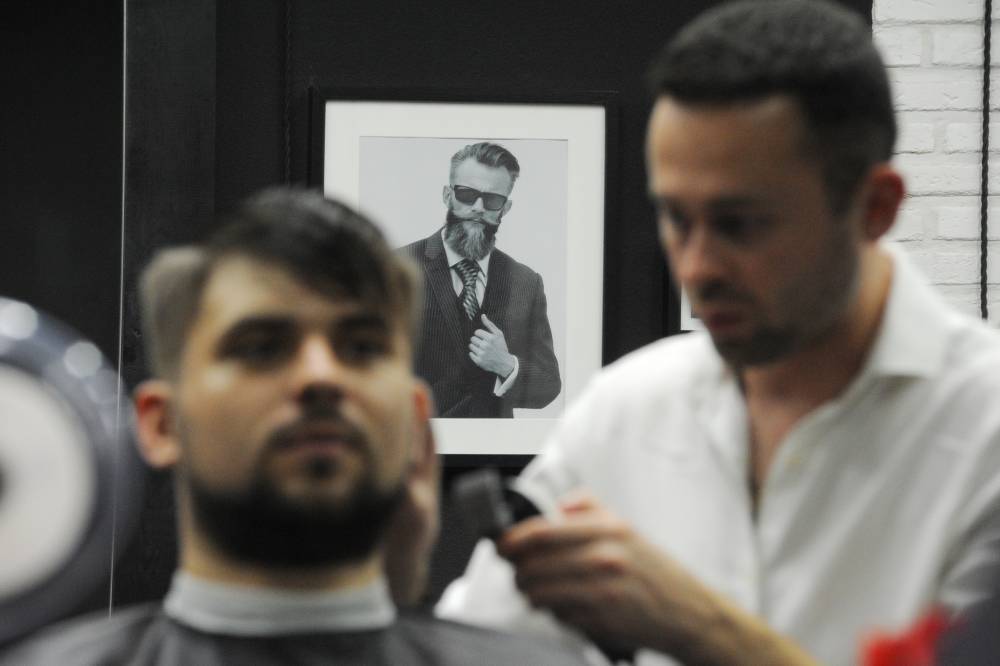 Мужчины смогут сделать укладку волос и бороды в столичном метро 23 февраля