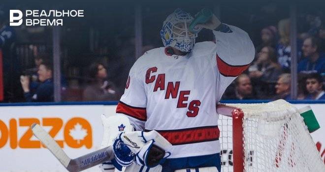 42-летний заливщик льда отыграл полтора периода в воротах «Каролины» в матче НХЛ