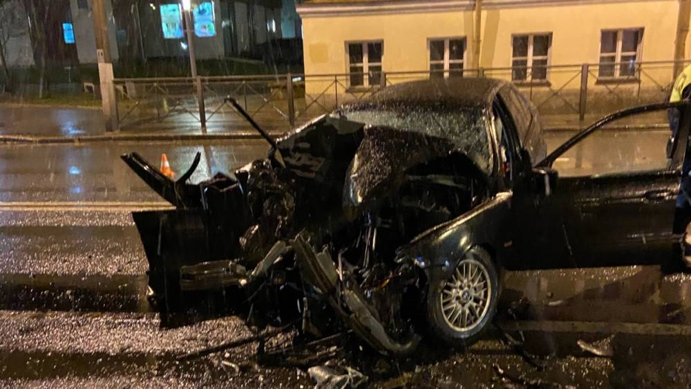 Водитель BMW устроил страшную аварию с автобусом в Петергофе