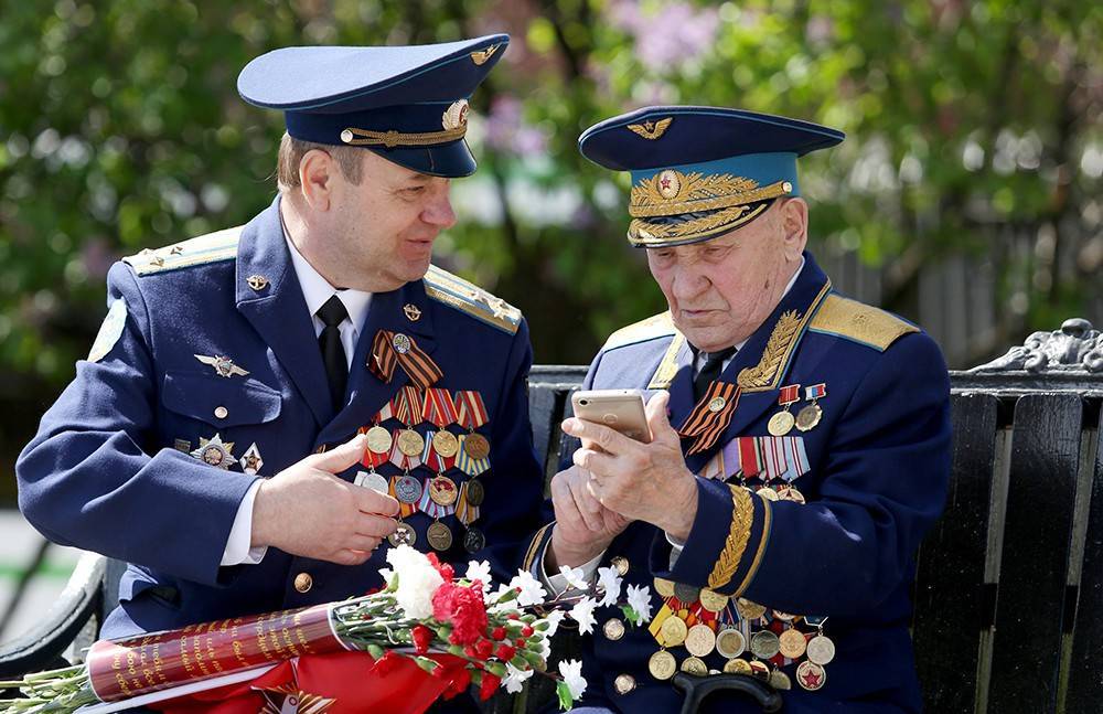 Россиянам предложили заменить гудки на военные песни