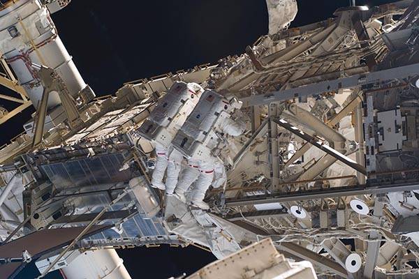 Российские ВКС 12 лет следят за потерянной в космосе сумкой