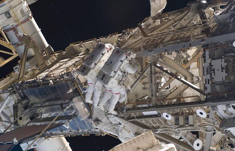 Российские ВКС следят за сумкой, потерянной астронавтом NASA в космосе