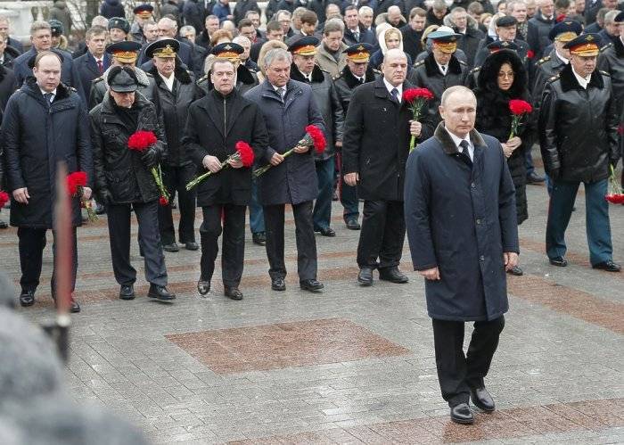 В. Путин возложил цветы к Могиле Неизвестного Солдата