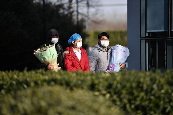 Число жертв коронавируса в Китае превысило 2,4 тысячи человек