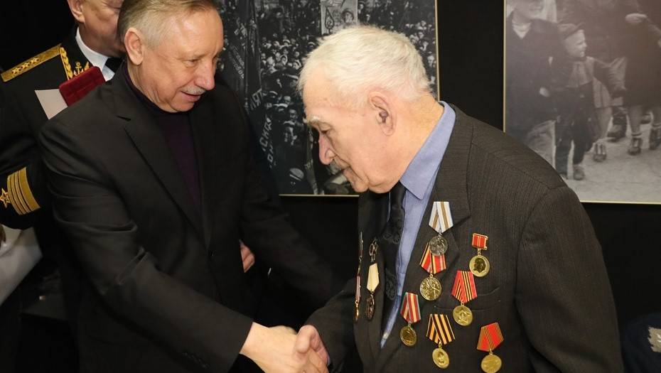 В Петербурге вручили юбилейные медали ветеранам к 75-летию Победы