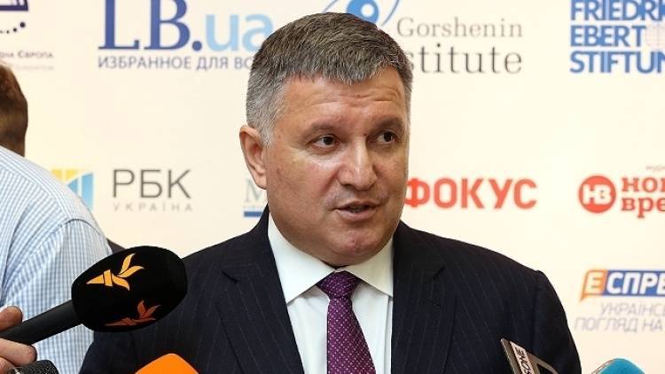 Около 100 человек требуют отставки министра внутренних дел Украины у офиса Зеленского