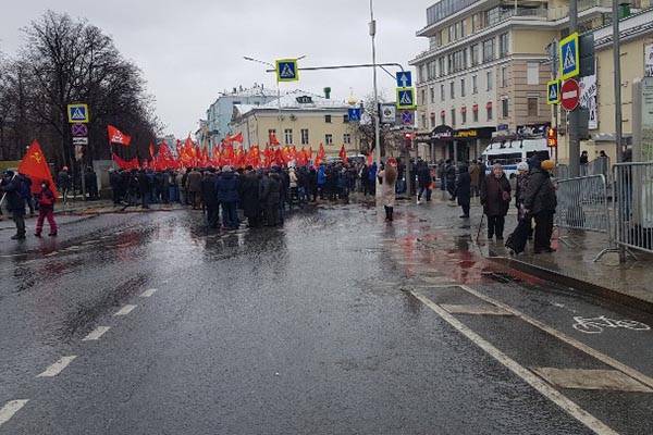 Более двух тысяч человек прошли в шествии лево-патриотических сил в Москве