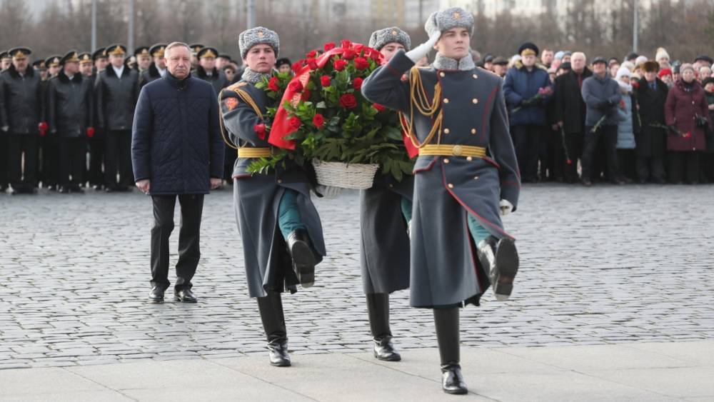 Беглов возложил цветы к монументу защитникам Ленинграда