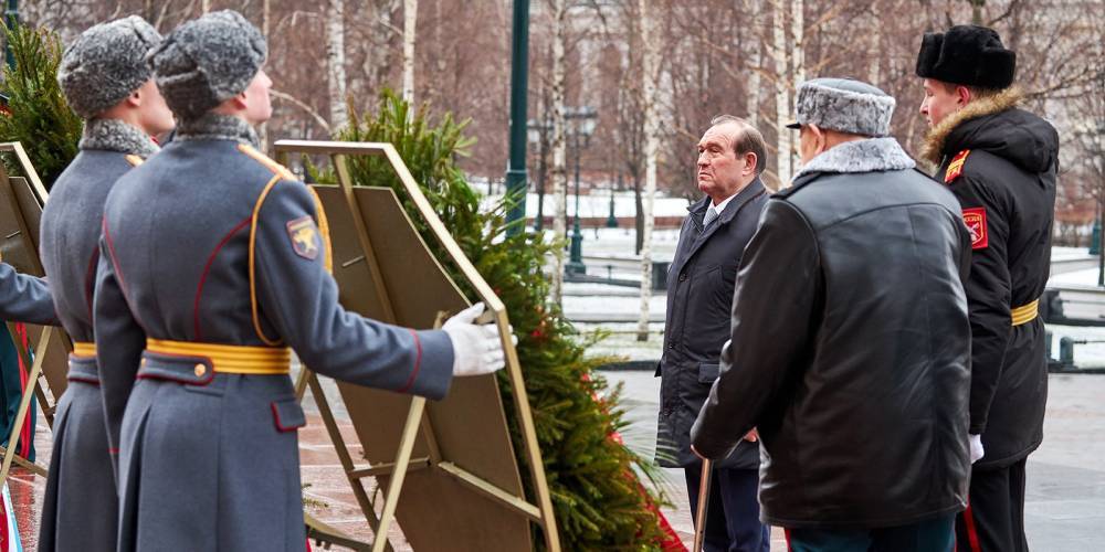 Власти Москвы возложили венки и цветы к Могиле Неизвестного Солдата