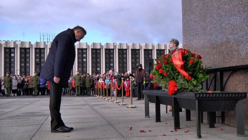 Беглов возложил цветы к монументу защитникам Ленинграда.