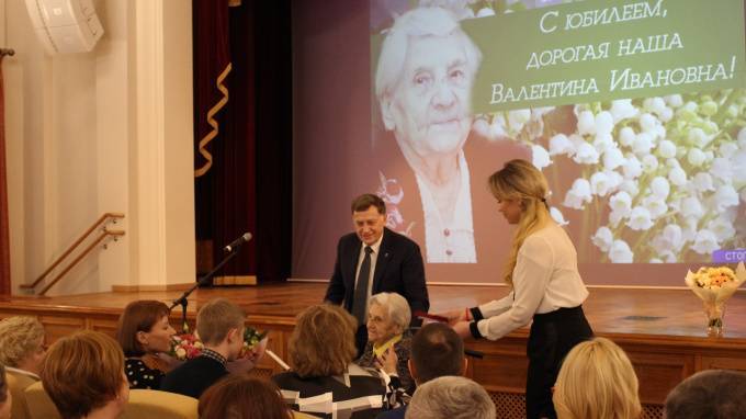 В Доме ветеранов сцены поздравили со 100-летним юбилеем ветерана Великой Отечественной войны