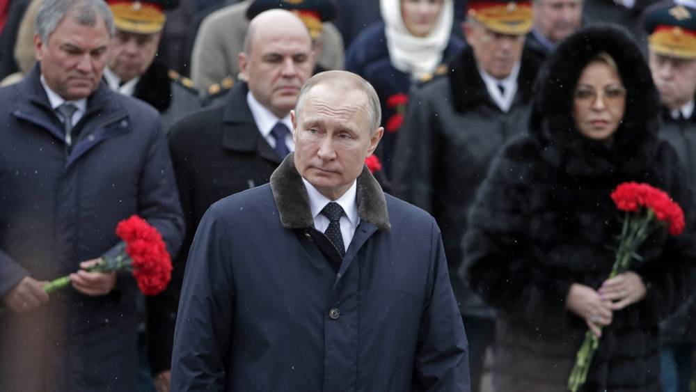 Путин возложил цветы к Могиле Неизвестного Солдата в День защитника Отечества