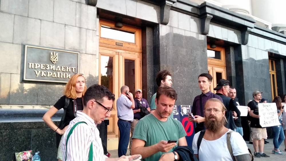 Около ста человек требуют отставки Авакова у офиса Зеленского