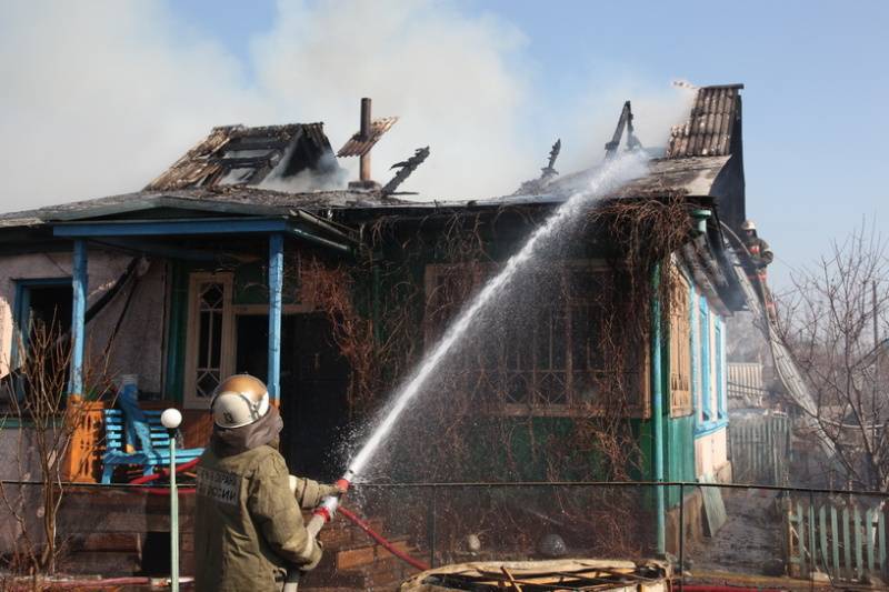 Два человека пострадали при пожаре в дачном доме в Мытищах