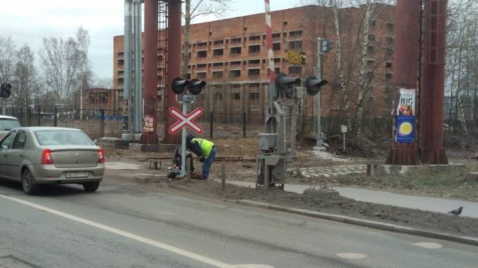 У переезда на проспекте Энергетиков, где уже год как сняли рельсы, установили новый железнодорожный светофор