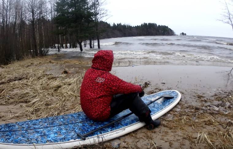 Житель Петербурга устроил сёрфинг в затопленном лесу
