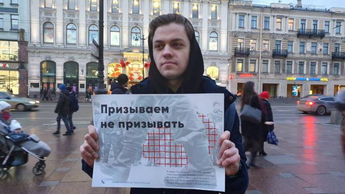 На Гостином дворе прошли одиночные пикеты против срочной службы в России