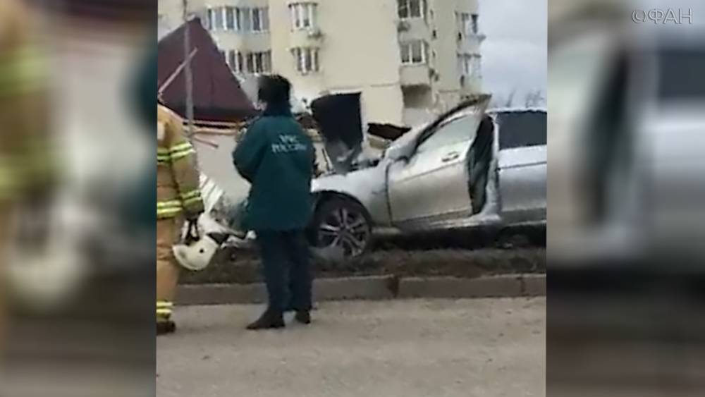 Mercedes влетел в фонарный столб в Краснодаре.