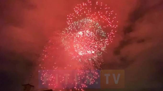 Видео: в Петербурге дали праздничный салют