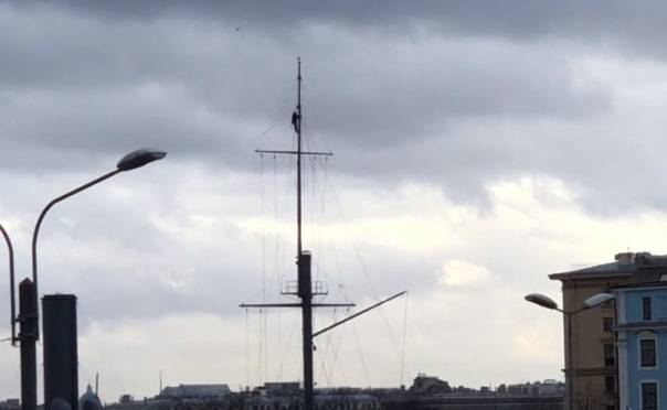 СМИ объяснили появление человека на мачте крейсера «Аврора»