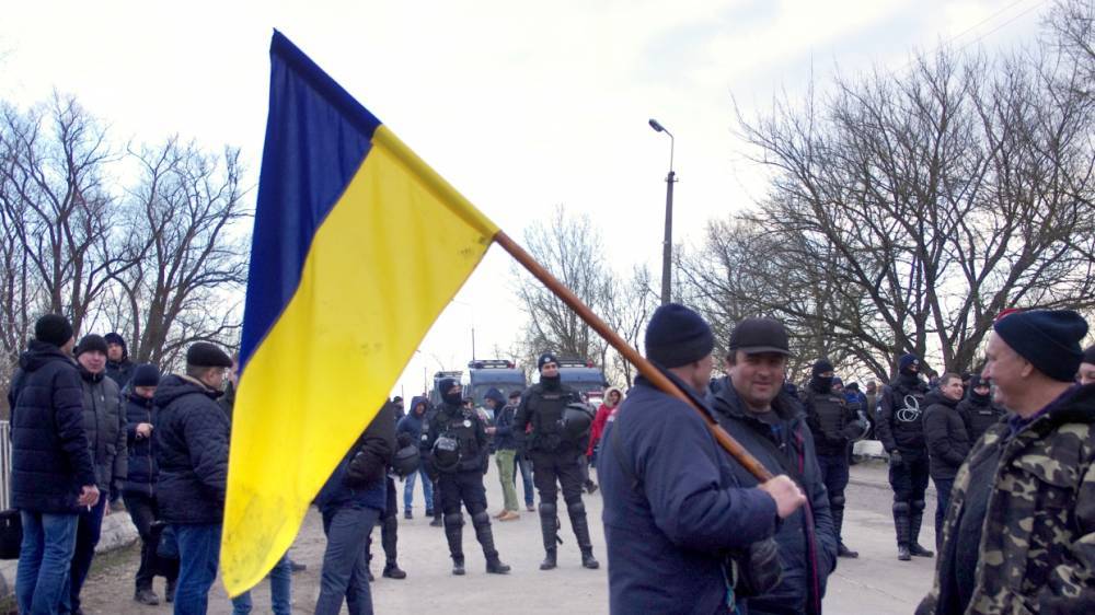 Эвакуированным в Новые Санжары украинцам запретили передавать еду