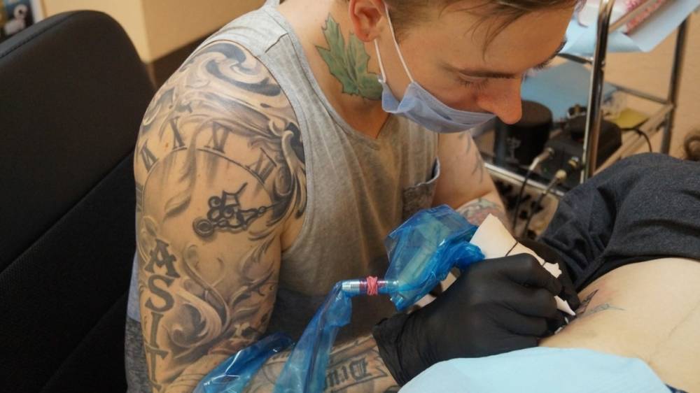 Онищенко рассказал о смертельной опасности татуировок