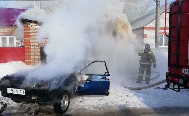 В Татарстане загорелся гараж с автомобилем: владелец получил ожоги