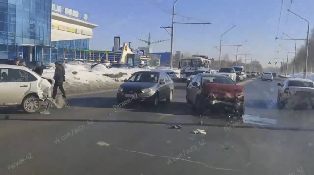 Три автомобиля столкнулись на проспекте Октябрьском в Кемерове