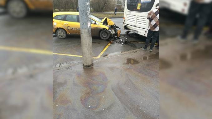 Таксист "догнал" автобус на пересечении Купчинской и Олеко Дундича